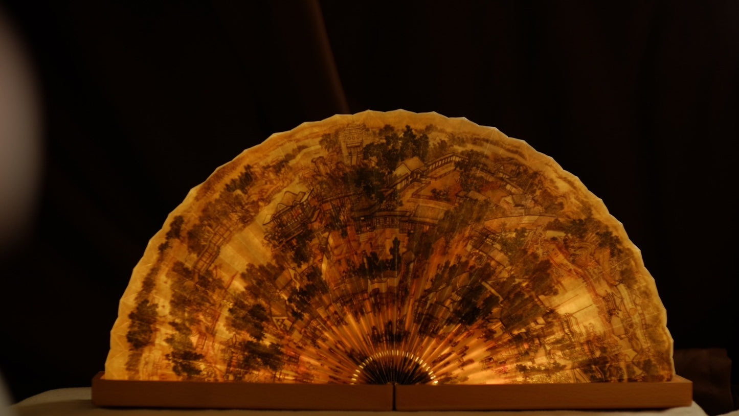 Qingming Riverside Painting – Chinese Classical Elegance. Wholesale with discounts available. Fan-shaped LED Book Lamp, USB charging, and long-lasting battery life